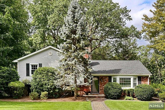 1st image of 5 Buckingham Dr