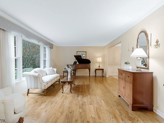 4th image of 8 Mansfield Ct