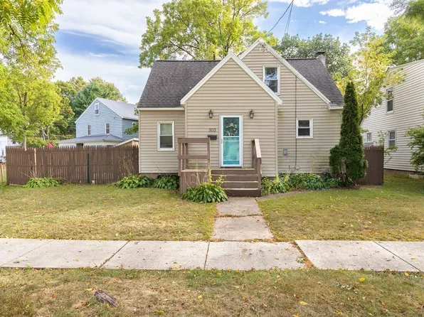 303 4th St, Liverpool, NY 13088