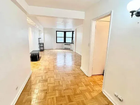 135 East 54th Street image 3 of 9