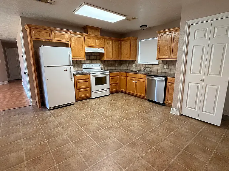1002 Helena Ave — Photo 3