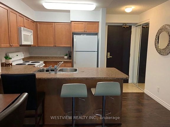 3rd image of 30 Grand Trunk Cres #2009