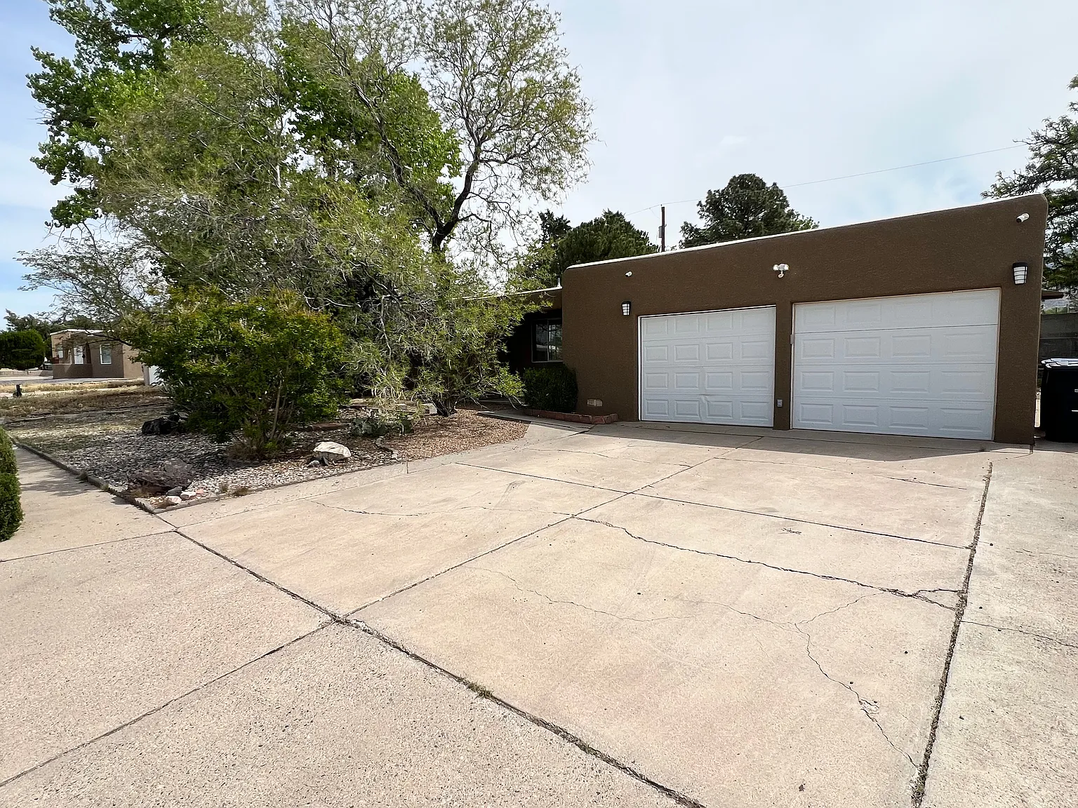 4 bed, 2.0 bath, 2262 sqft, $2,600 — Photo 3