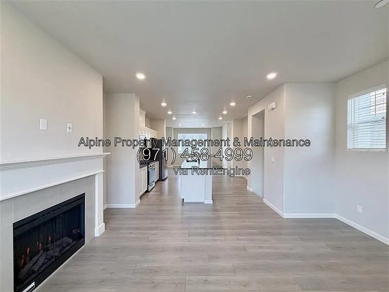 2 bed, 2.5 bath, 1384 sqft, $2,575 — Photo 3