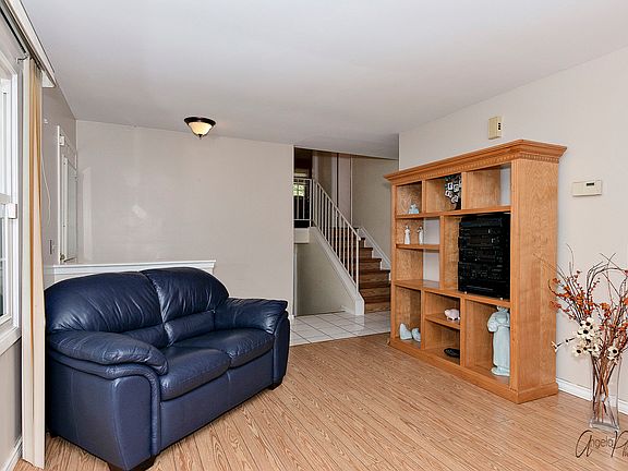4th image of 360 Dorset Ct
