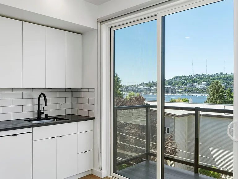 Welcome to Lakeview! - Live in Luxury & Style in the heart of Eastlake — Photo 28
