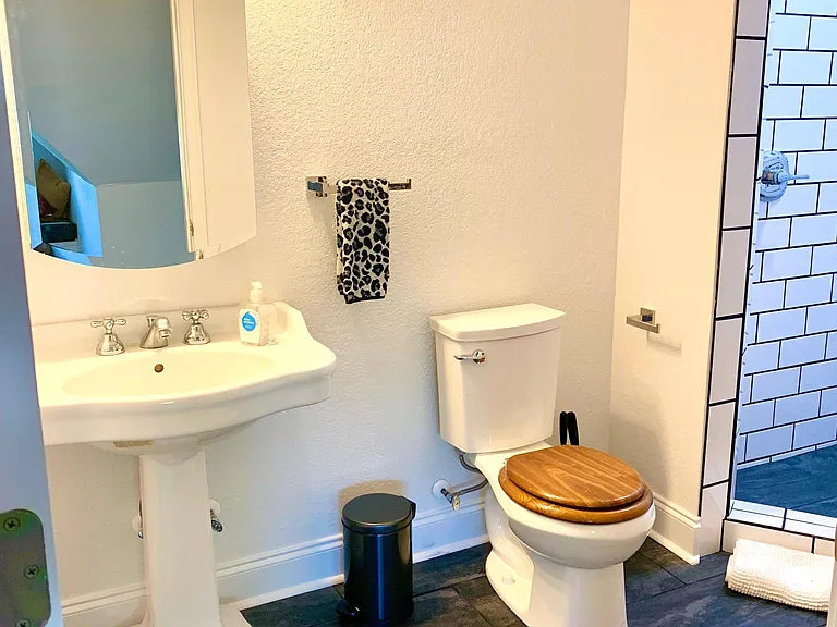 New and super clean bathroom.