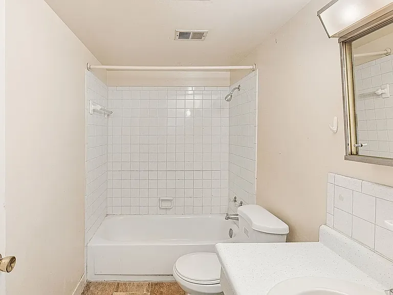 Sherwood Forest Apartments — Photo 11