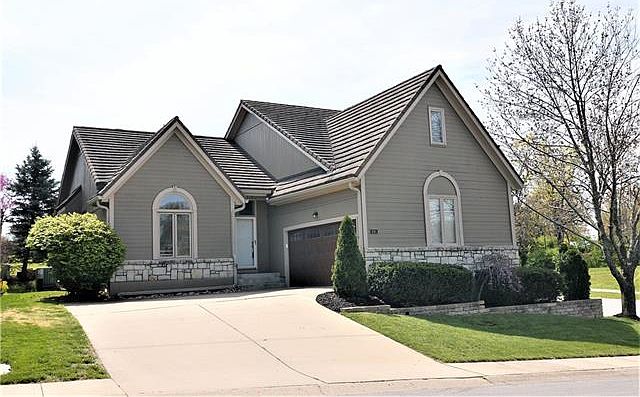1st image of 601 NE Saint Andrews Cir
