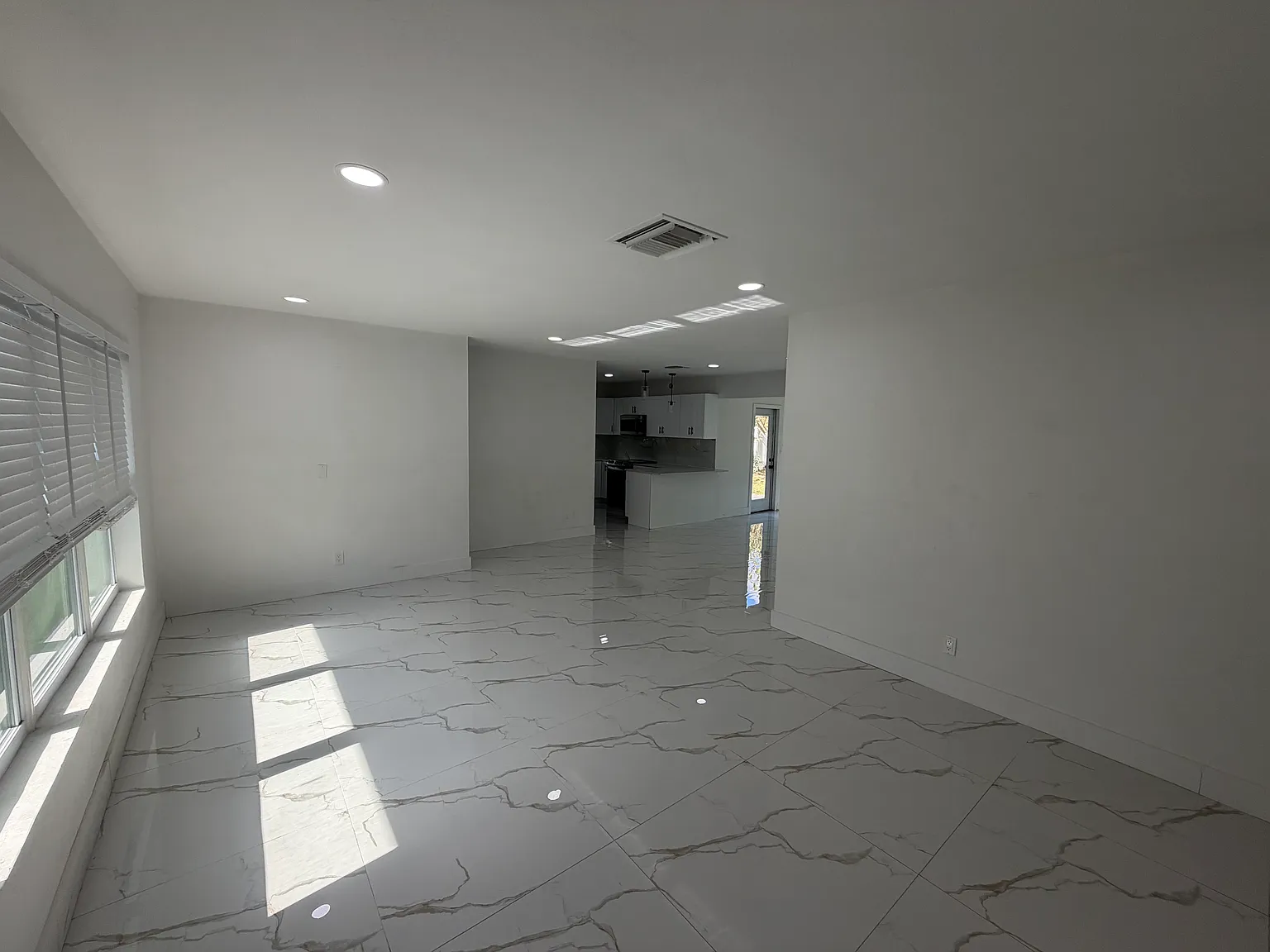 3 bed, 1436 sqft, $4,400 — Photo 2