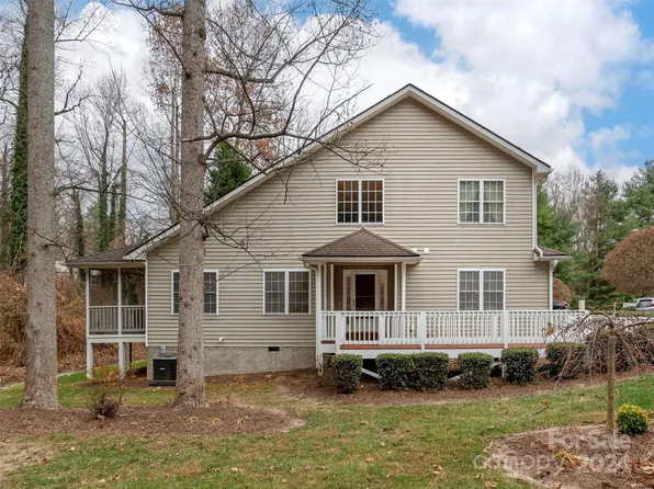 19 Grist Mill Dr, Hendersonville, NC 28739