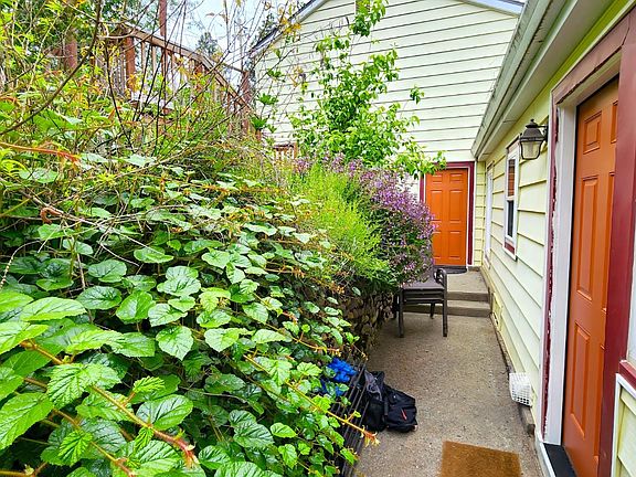 3rd image of 894 Hillcrest St