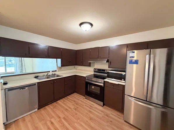 1593 S Carriage Ln, New Berlin, WI 53151