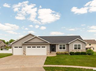5739 Vanderginst Ct, Bettendorf, IA 52722