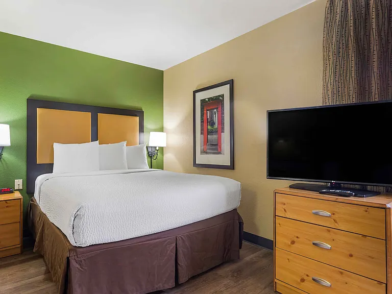 Deluxe Studio - 1 Queen Bed