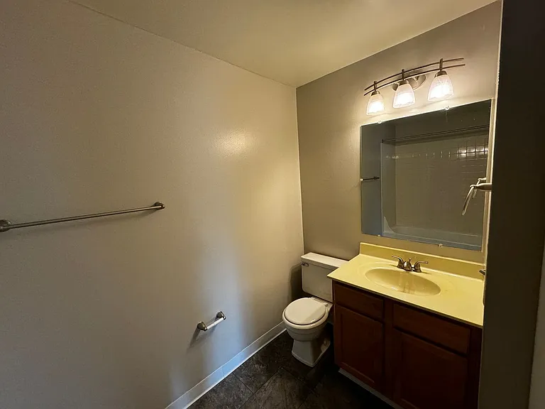 Coventry Court West Apartments — Photo 56
