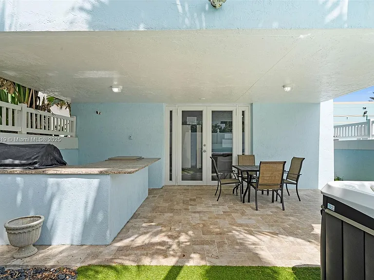 311 N Surf Rd — Photo 30