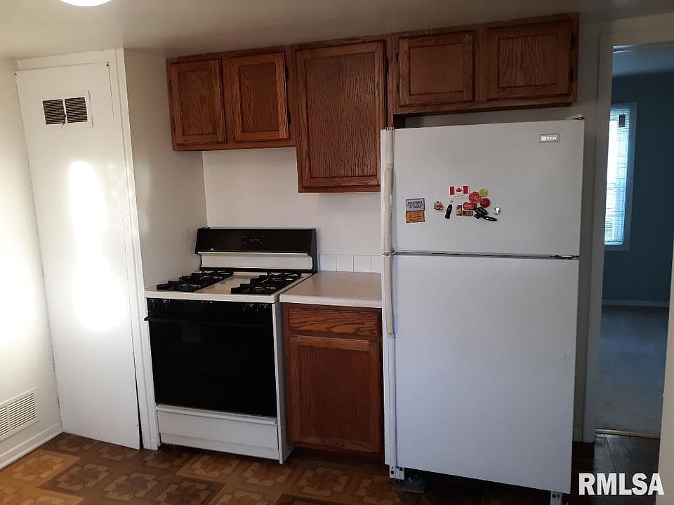 2nd image of 209 1/2 2nd Ave W