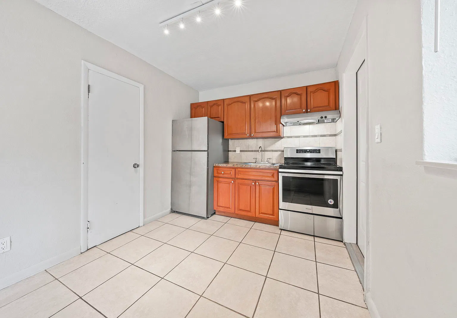 2 bed, 1.0 bath, $2,100 — Photo 2
