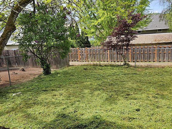 5th image of 334 SE Ella St