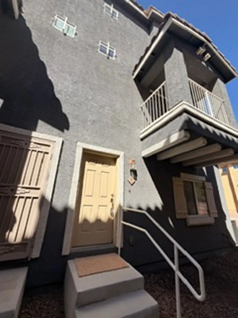 Spacious 3-story townhome located in a desirable gated community! — Photo 2