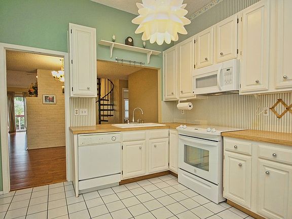 Kitchen - Open to Dining