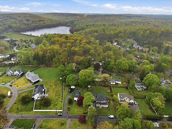 3rd image of 7 Shores Rd