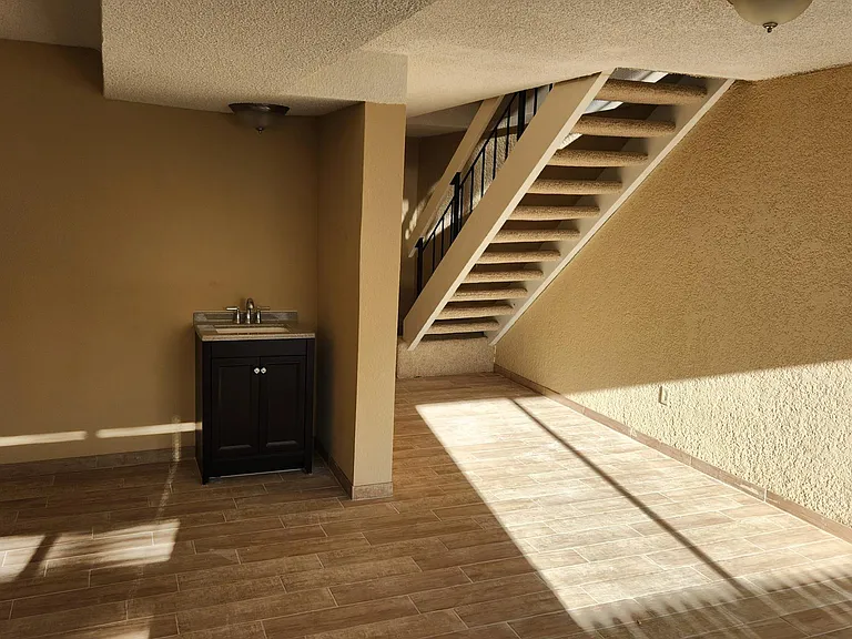 544 E Highline Cir — Photo 11