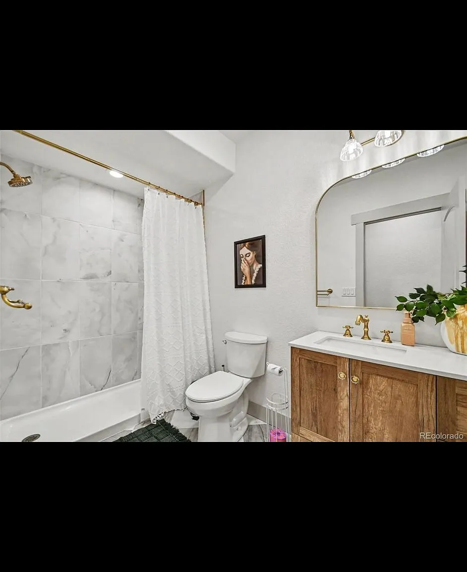 Vaulted ceilings, 4 car garage, double ovens, and permanent holiday lighting, what more van yiu ask! — Photo 2