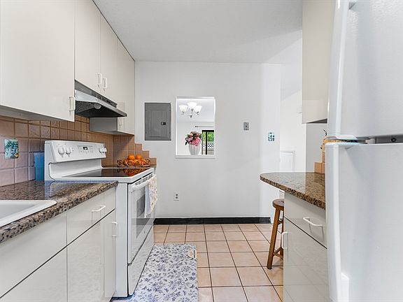 5th image of 42 Village Brook Ln