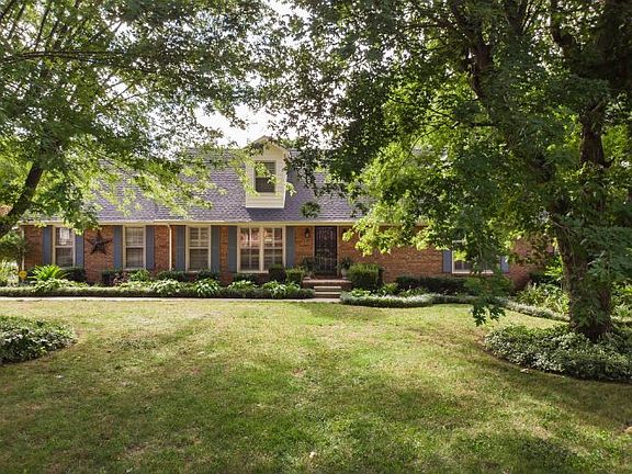 3rd image of 2819 Regency Park Dr