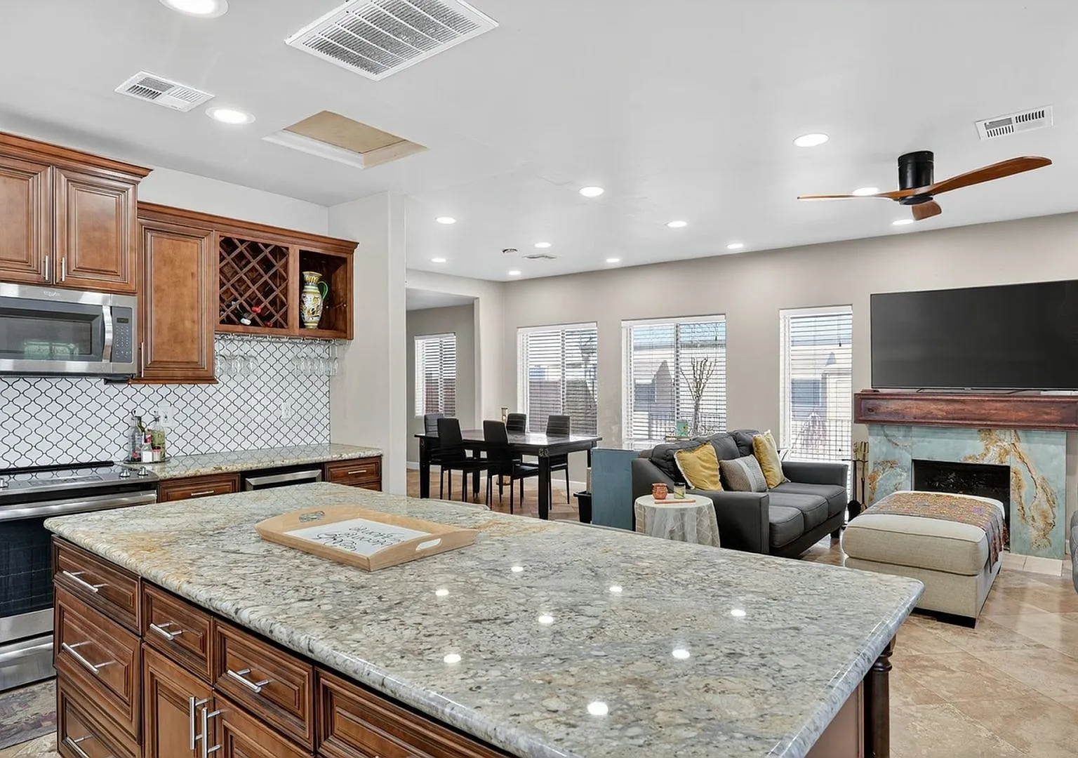 Spacious 4BR House in Phoenix — Photo 4
