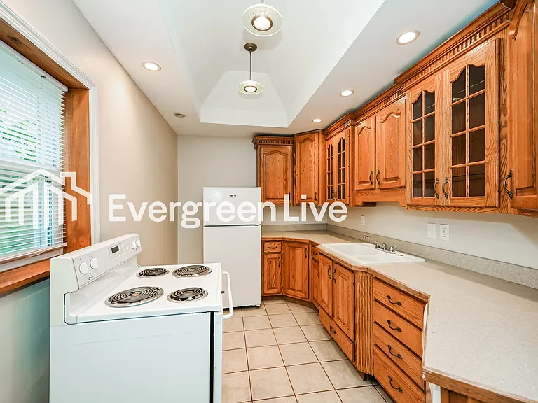 5569 Raceview Ave — Photo 5
