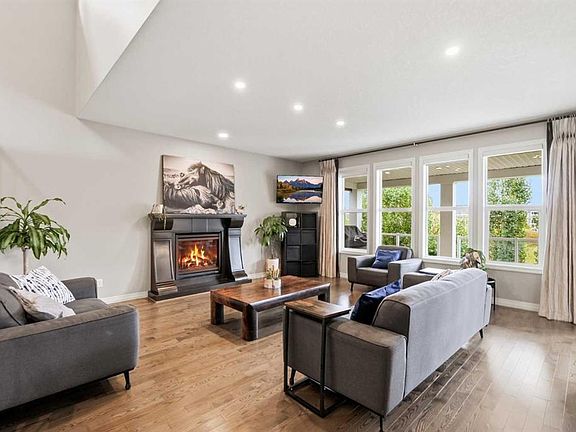 3rd image of 176 W Ridge View Close