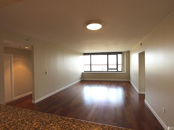 5th image of 250 King St Unit 902