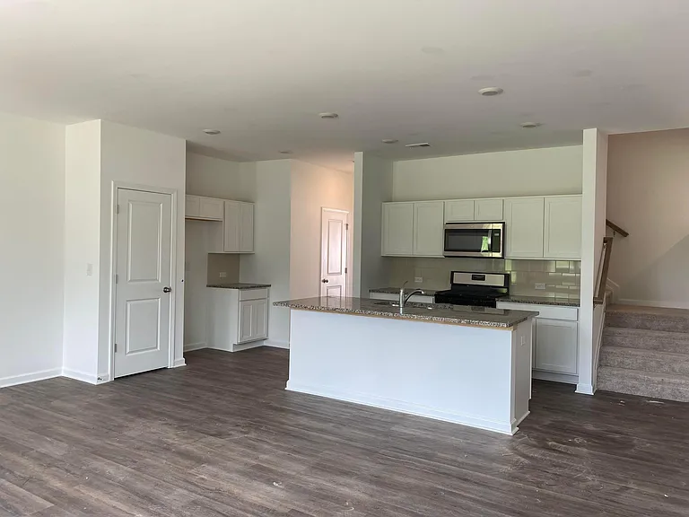 5930 Lyon St — Photo 6