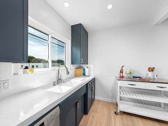 4th image of 1014 Pier Ave