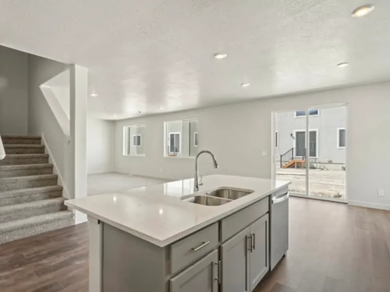 565 E Lintel Rd — Photo 4