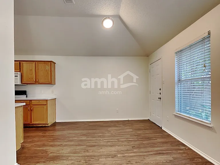 302 Tioga Dr — Photo 5