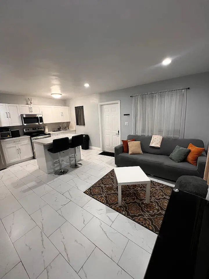1 bed, 1.0 bath, 2263 sqft, $2,000 — Photo 2