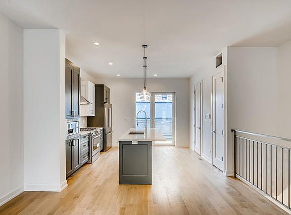 4th image of 2342 N Leavitt St #1S
