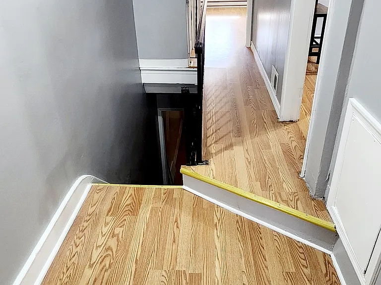 725 W Huntingdon St — Photo 4