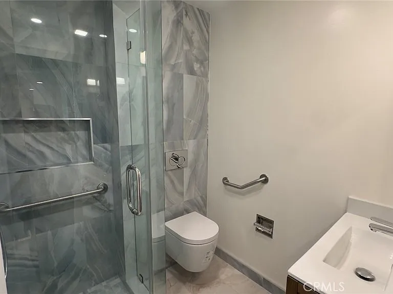 1211 N Columbus Ave — Photo 6