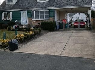 1052 N Erie Ave, Lindenhurst, NY 11757