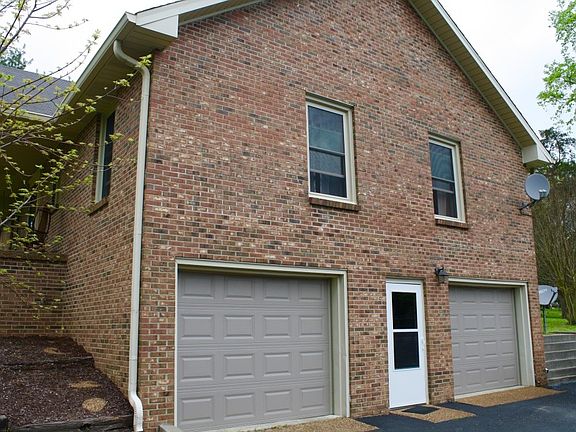 3rd image of 100 Lakeside Dr