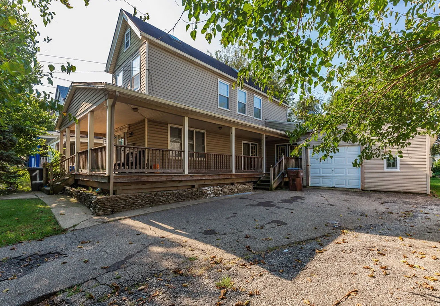 3 bed, 1.0 bath, 1286 sqft, $1,640 — Photo 1