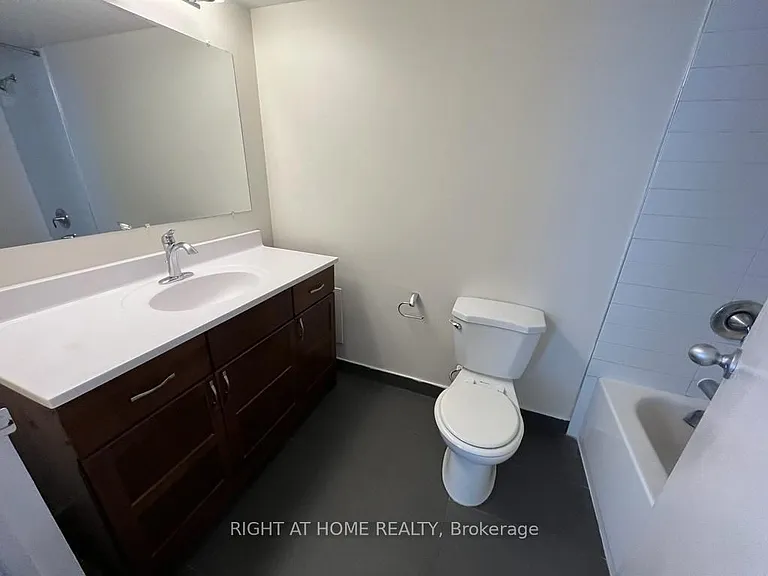 3650 Kaneff Cres #3202 — Photo 13