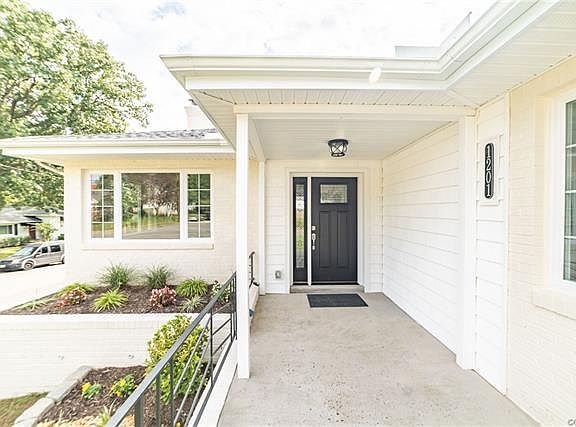 3rd image of 1201 Chantilly St