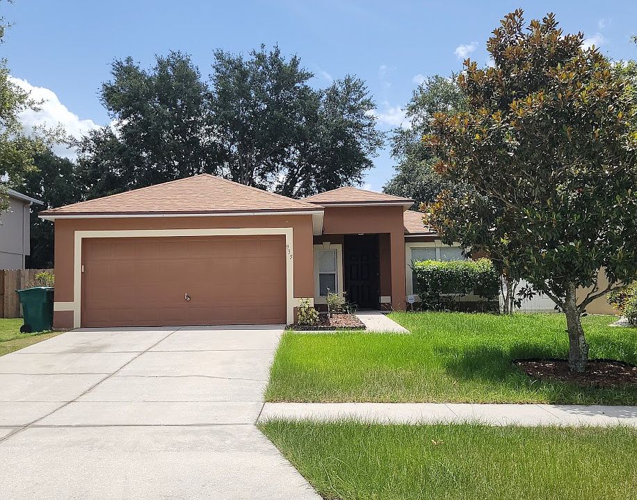 1st image of 935 Vanderbilt Dr