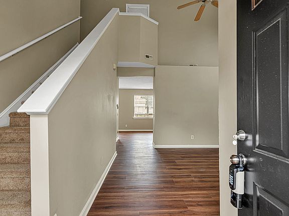3rd image of 106 Briar Hollow Dr